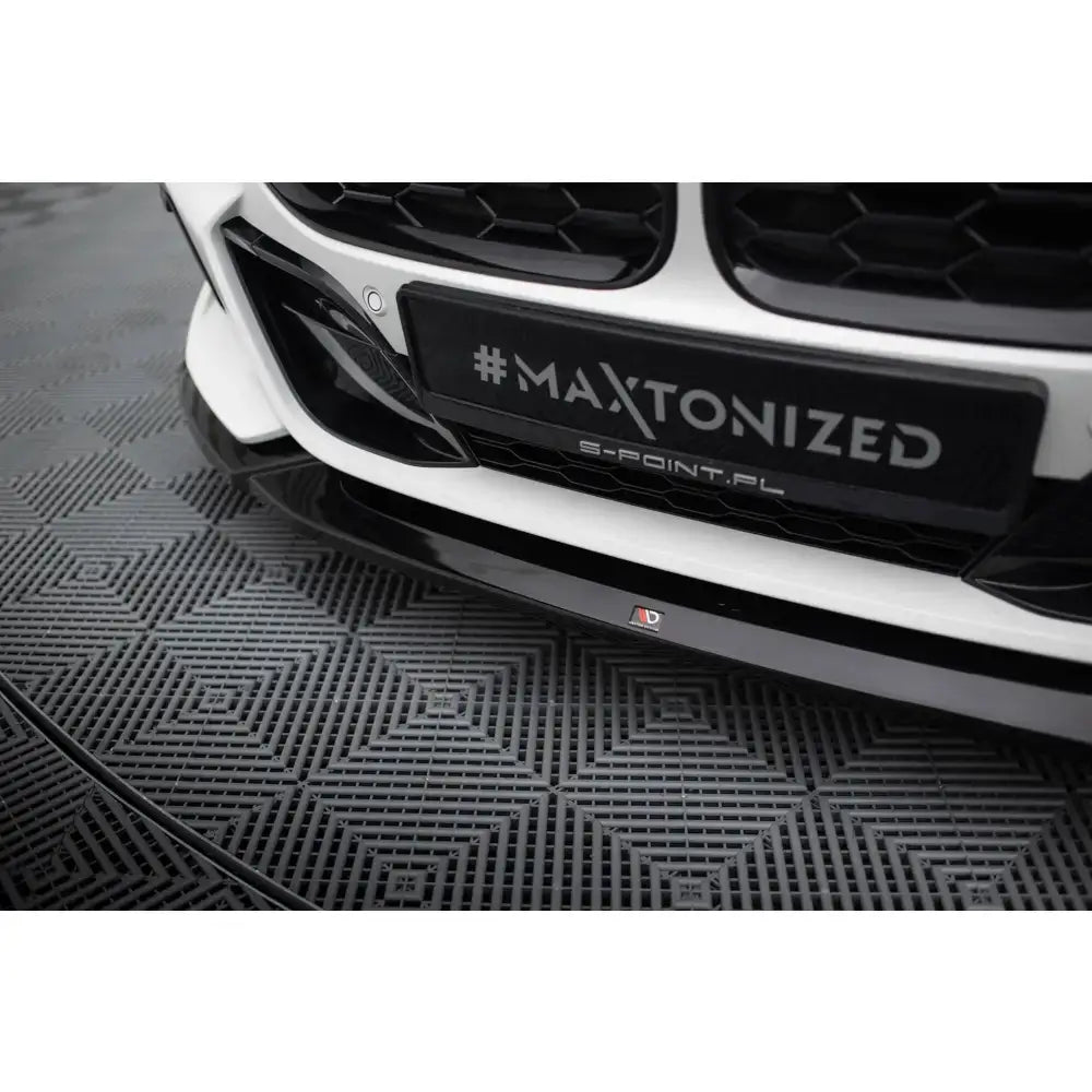 Frontsplitter til BMW Z4 M40i G29 med svarte detaljer, nærbilde fra skrå vinkel mot fronten.