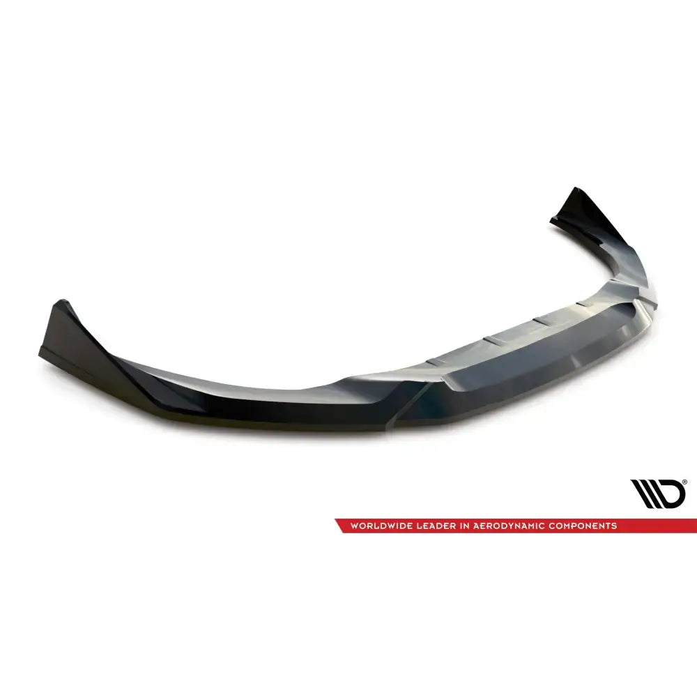 Front lip BMW Z4 M40i G29 facelift i sort plast med markante kanter, sett fra skrå vinkel.
