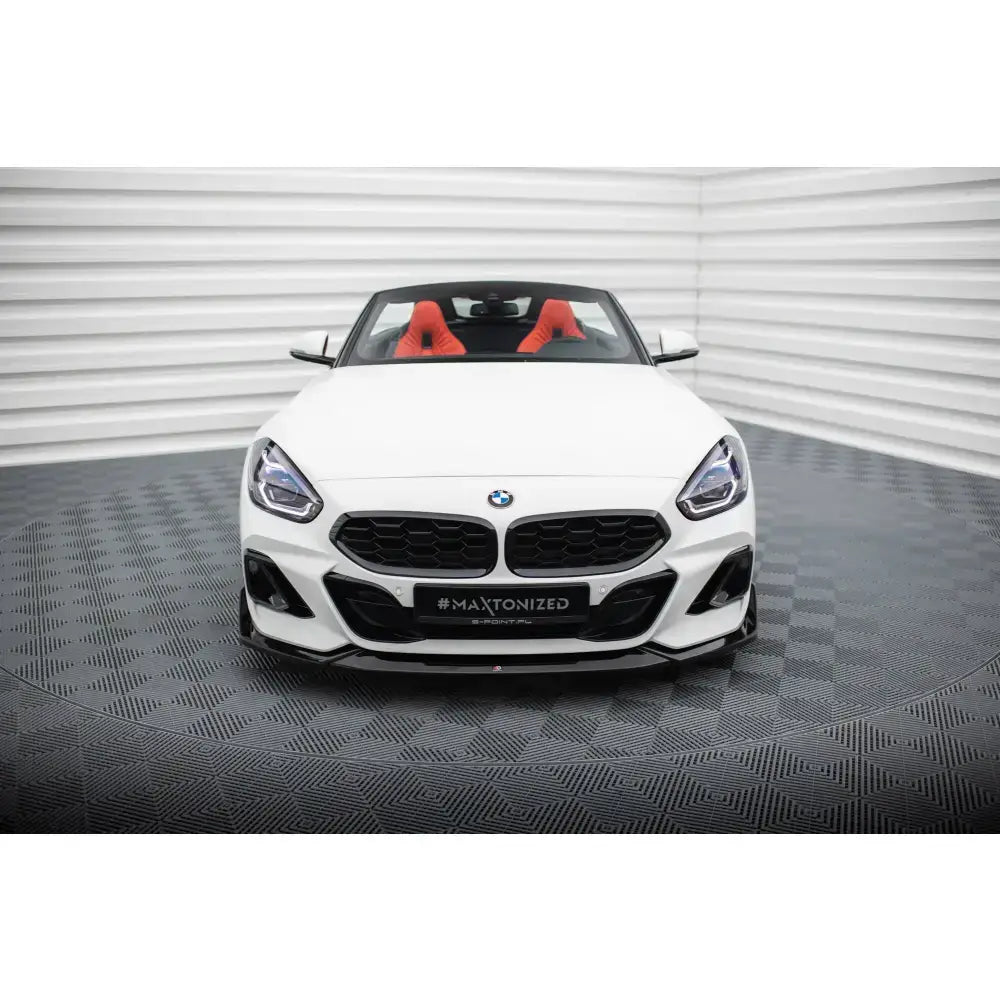 Frontleppe BMW Z4 M40i G29 Facelift sett forfra med sorte grilldetaljer og røde seter, innendørs.