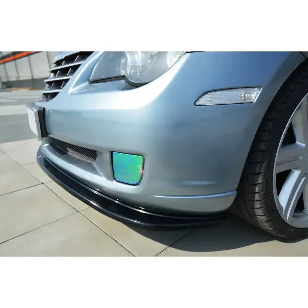 Frontspoiler på Chrysler Crossfire i metallisk blå med svart leppe og iriserende tåkelysdeksel.