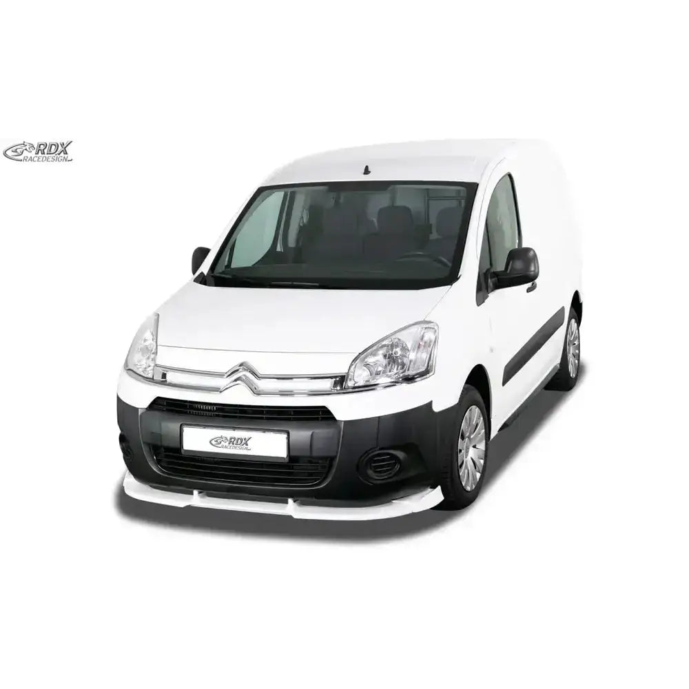 Frontspoiler Citroen Berlingo 08-15 med svart spoilerlist montert på hvit varebil, sett skrått forfra.