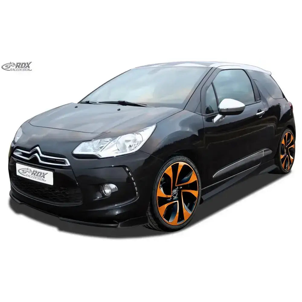 Frontspoiler til Citroen DS3 10-16 montert på sort bil med oransje felger og kromdetaljer.