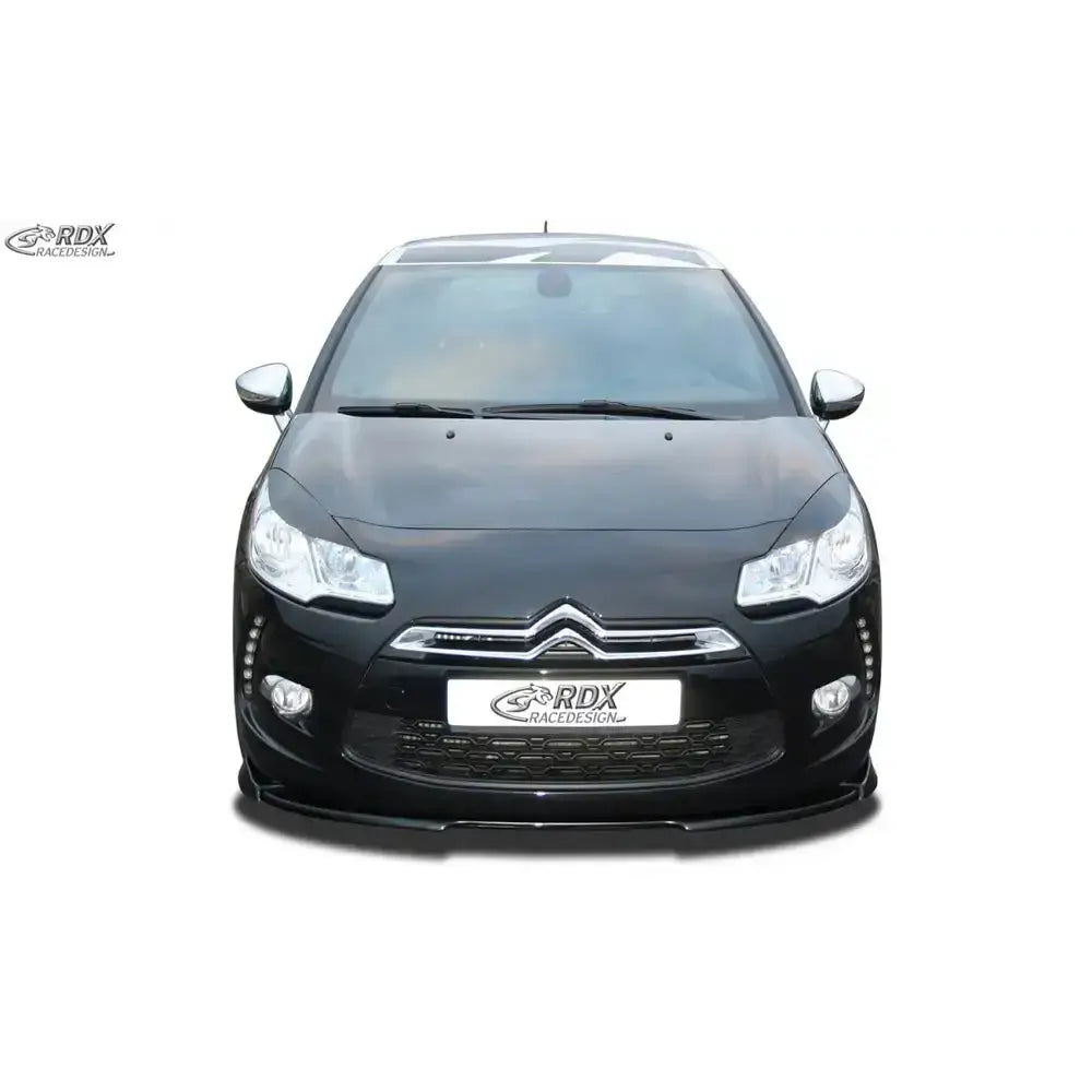 Frontsplitter til Citroen DS3 10-16 montert på sort bil, sett forfra med sølv sidespeil og lave lykter.