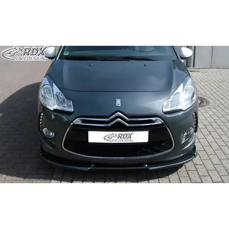 Front lip på Citroen DS3 10-16 montert foran med sorte detaljer og krom rundt grillen.