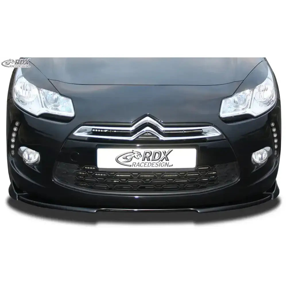 Front splitter til Citroen DS3 10-16 i blank svart plast, sett rett forfra med RDX-logo på skiltplate.