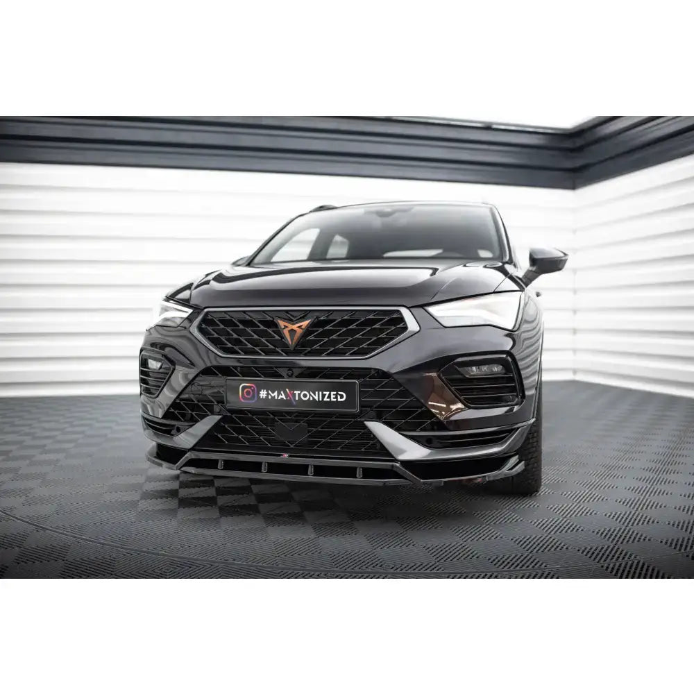 Frontspoiler på Cupra Ateca Mk1 Facelift, sort SUV med sølvdetaljer og kobberfarget merke sett forfra.