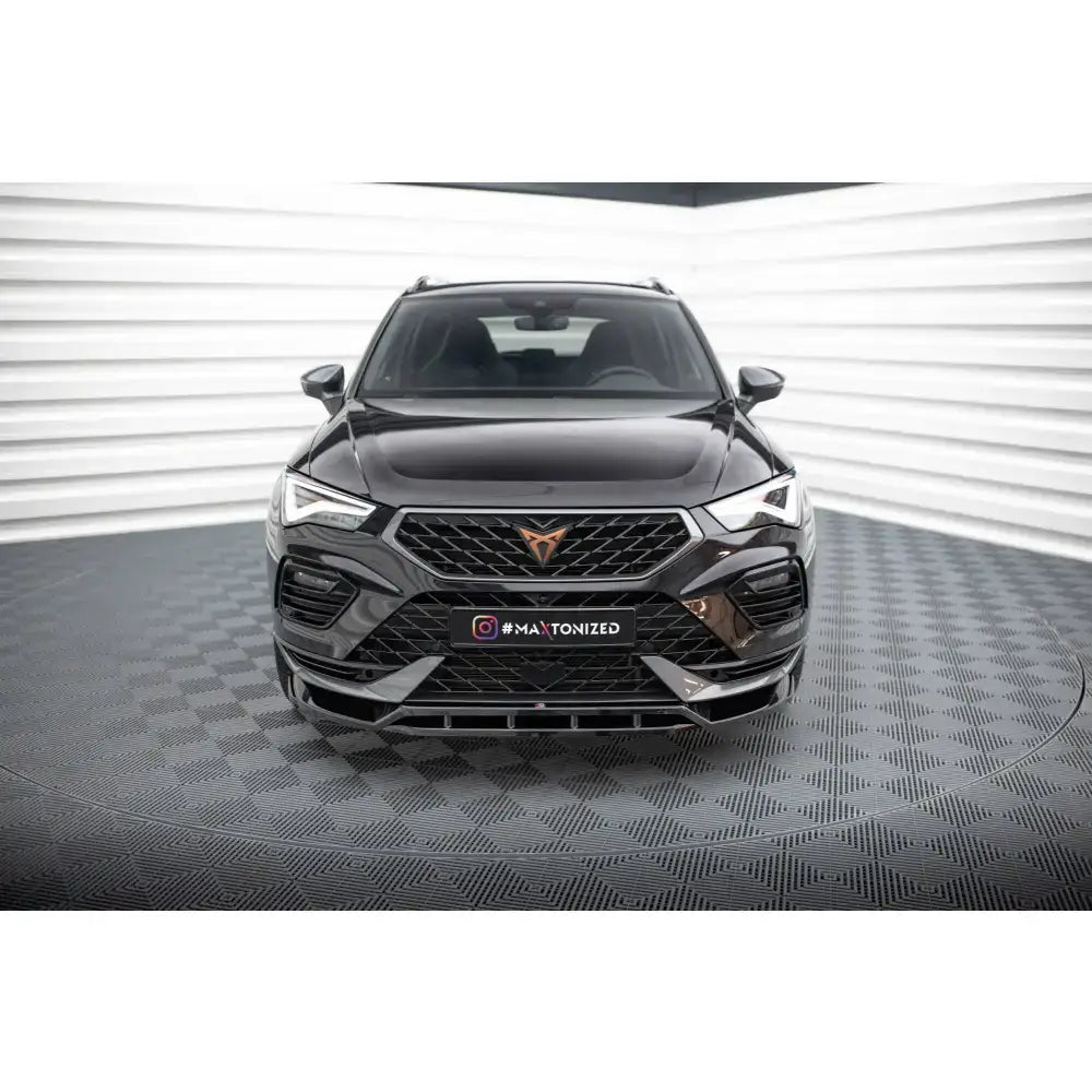 Frontsplitter på svart Cupra Ateca Mk1 Facelift sett forfra med LED-lykter i lyst fotostudio.