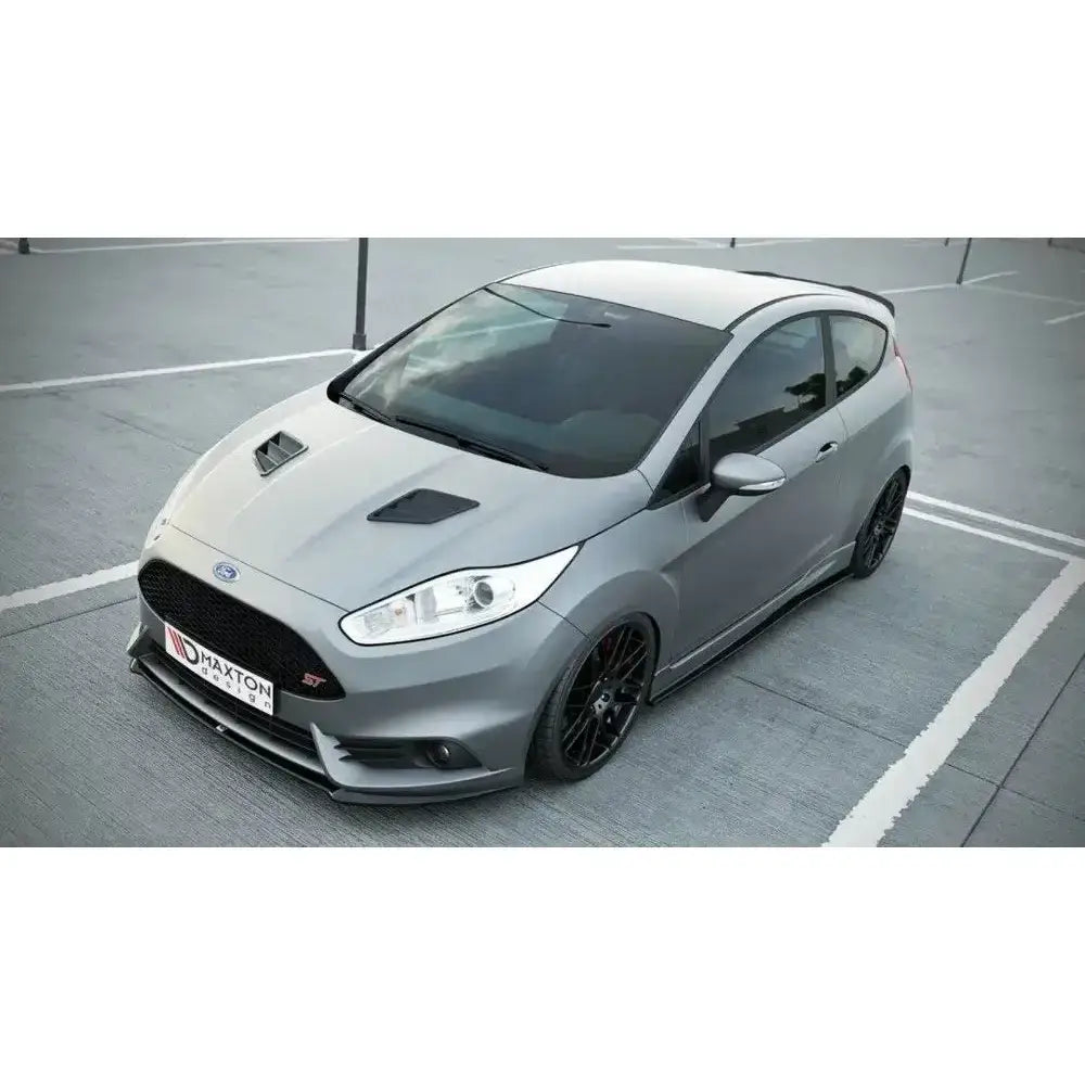 Frontsplitter på Cupra Ford Fiesta Mk7 St Facelift 2013-16 sett skrått forfra med sorte detaljer.