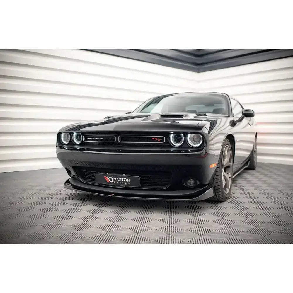 Frontspoiler på Dodge Challenger RT Mk3 Facelift 14- sett forfra med blank svart finish i lyst rom.
