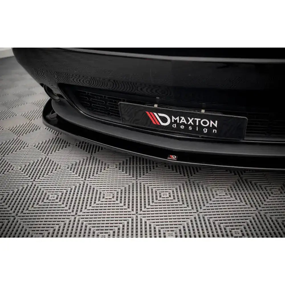 Front lip på Dodge Challenger RT Mk3 Facelift 14- i sort blank finish, nærbilde med Maxton Design-logo.