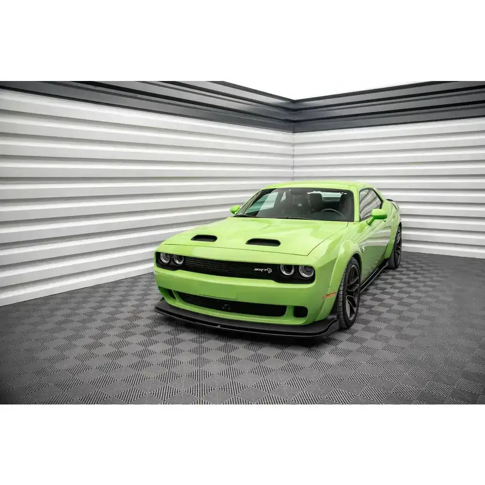 Frontspoiler på Dodge Challenger SRT Demon Mk3 17-18 i lys grønn med doble luftinntak.