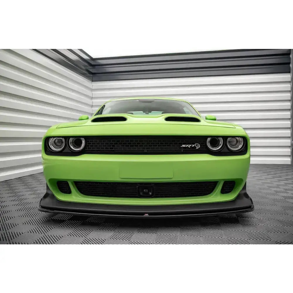 Frontsplitter på Dodge Challenger SRT Demon Mk3 17-18 i lys grønn farge sett rett forfra.