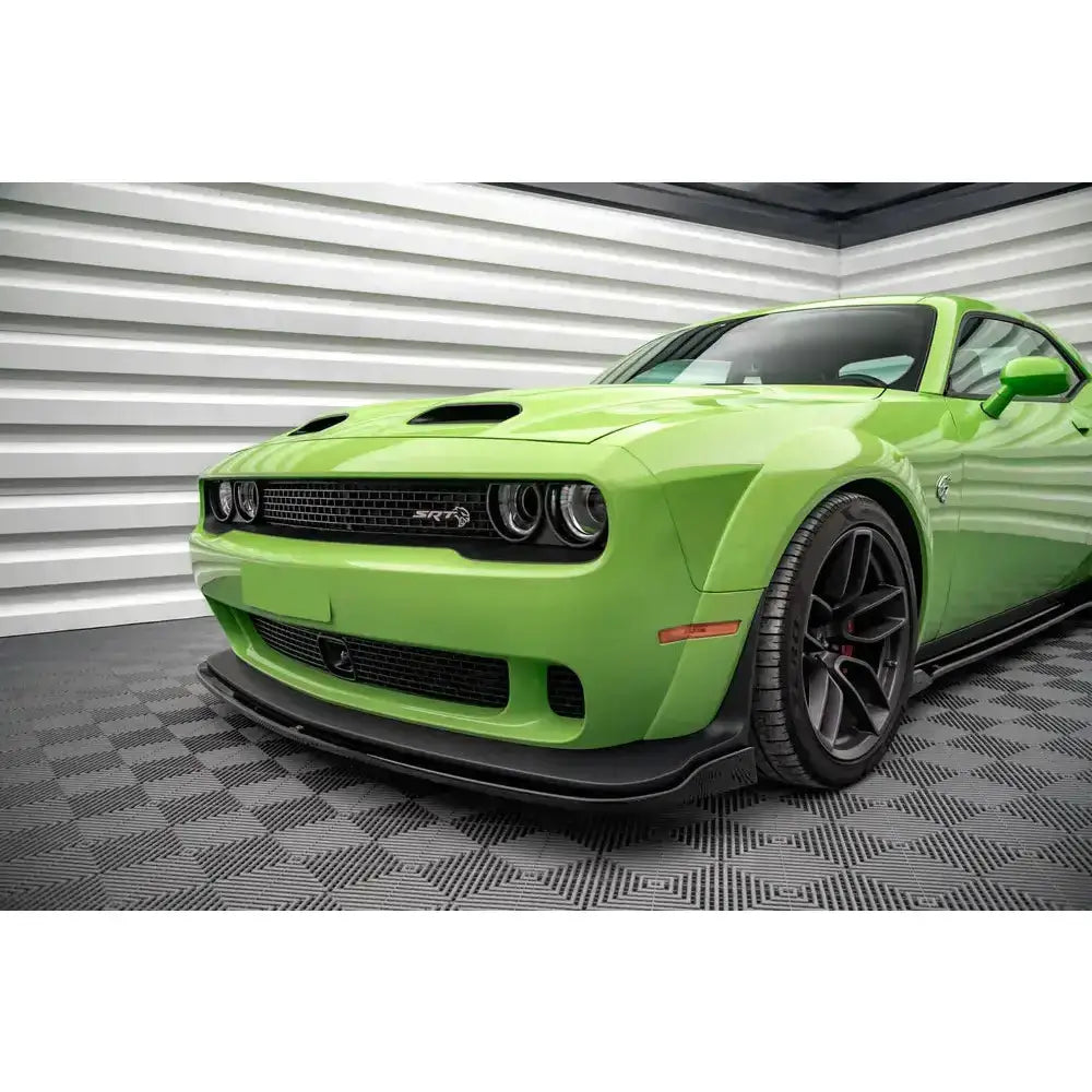 Front lip på Dodge Challenger SRT Demon Mk3 17-18 i lys grønn, sett fra venstre front med sorte felger.