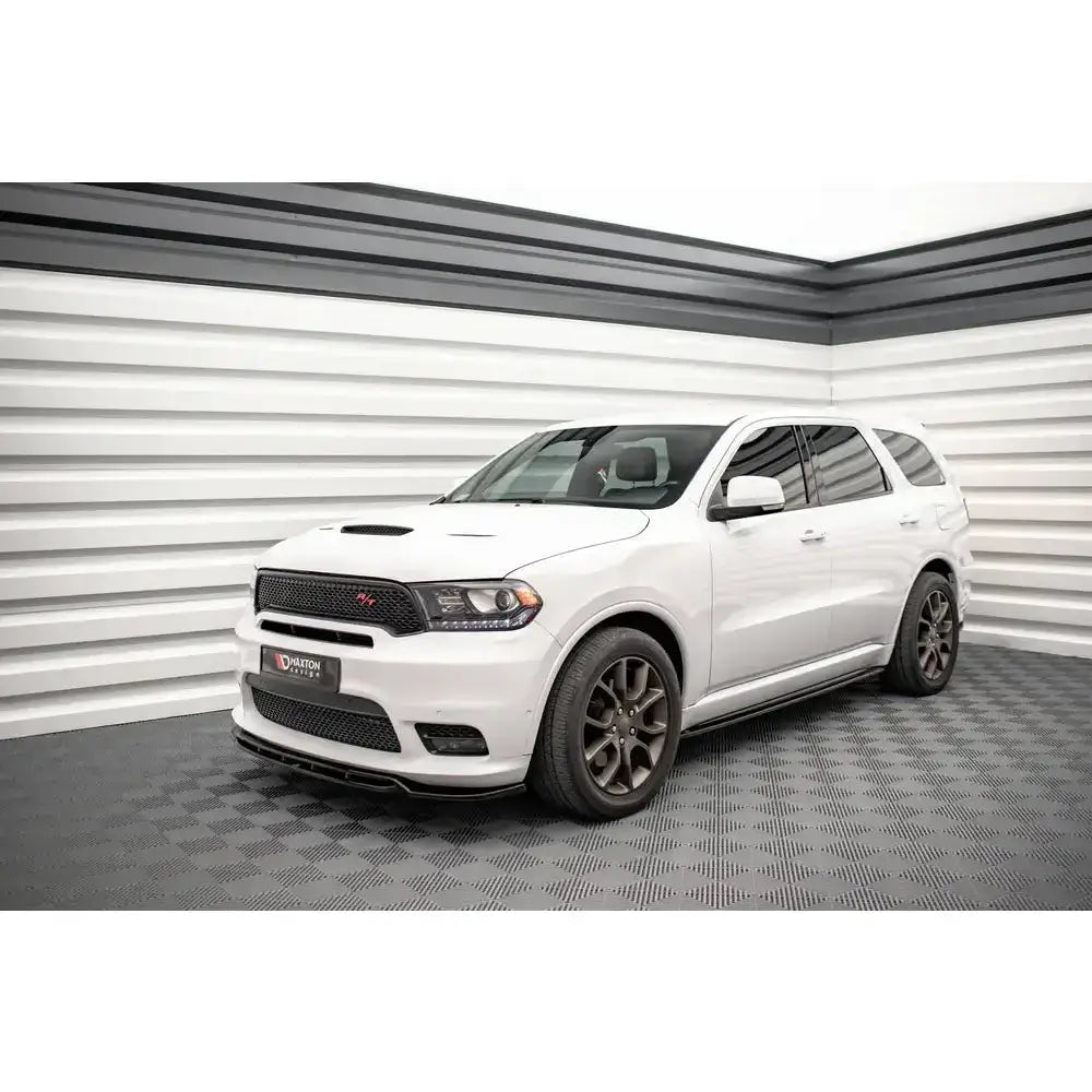 Front lip på Dodge Durango RT Mk3 11- hvit SUV sett skrått forfra med mørke felger og svart grill.