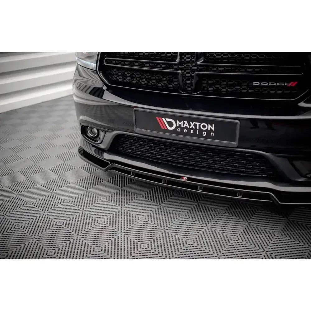 Frontsplitter til Dodge Durango RT Mk3 14-18, sort med Maxton Design-logo og synlige tåkelys.