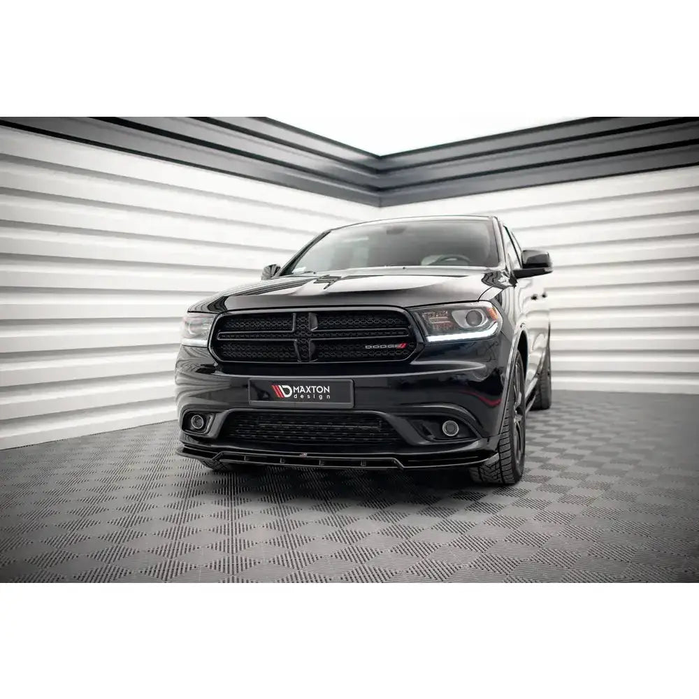 Front lip på Dodge Durango RT Mk3 14-18, sort SUV med sportslig frontgrill, innendørs på mønstret gulv.