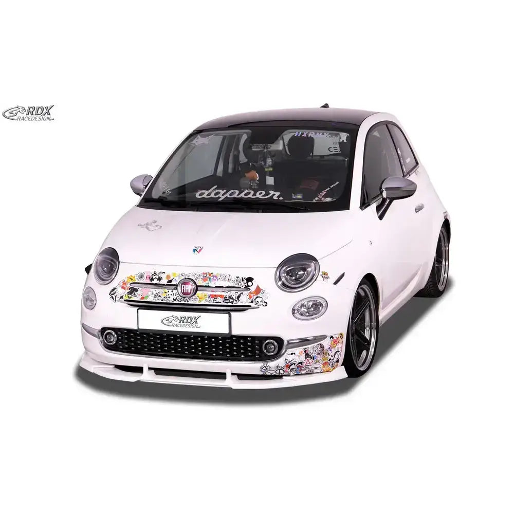 Frontspoiler på Fiat 500 16- med fargerike klistremerker, mørke felger og sort tak.