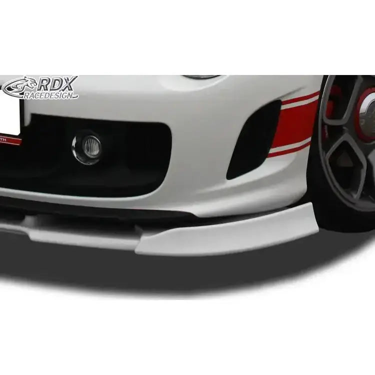 Frontsplitter til Fiat 500 16- Abarth, nærbilde fra siden med rød stripe og sort plastdetalj.