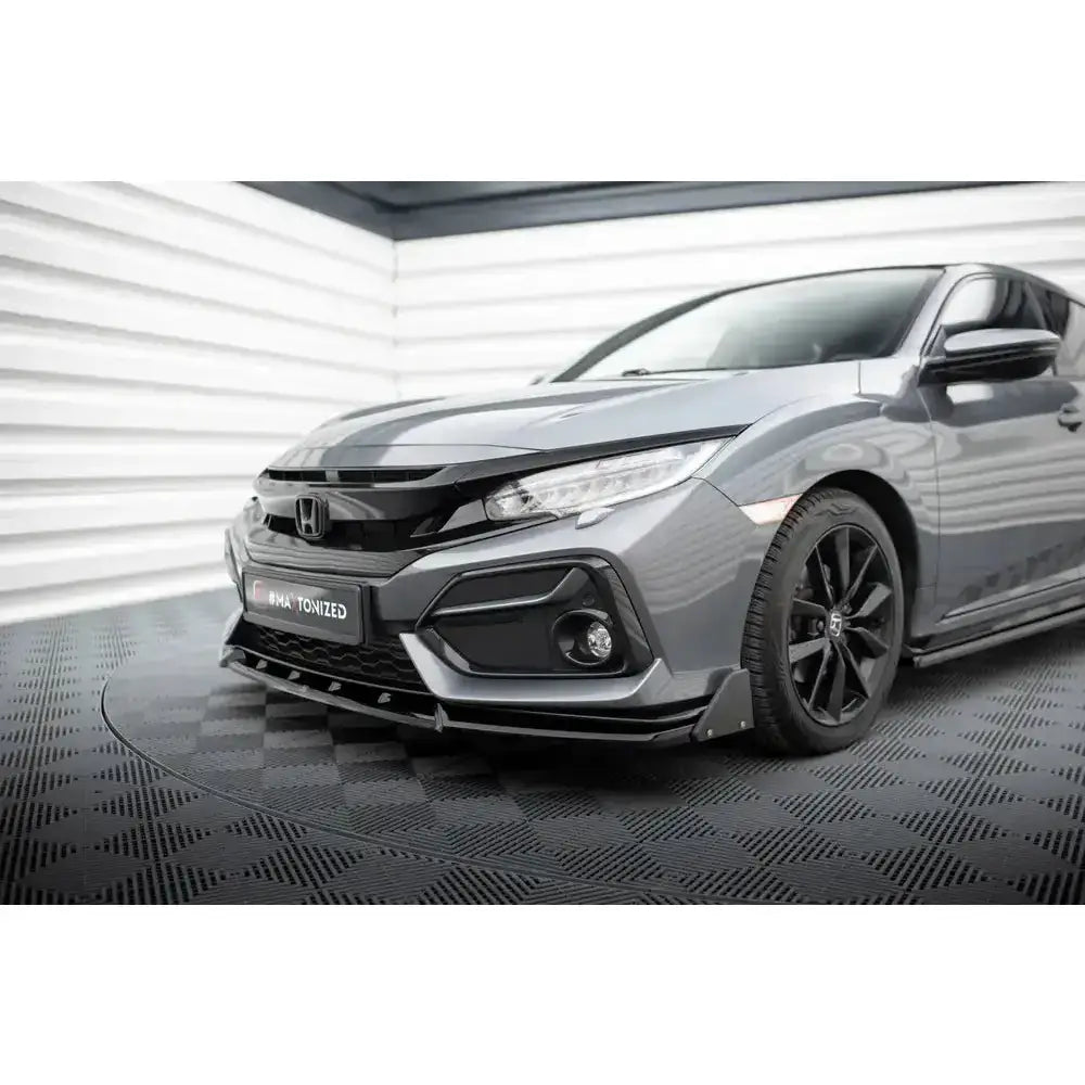 Front lip på Honda Civic Sport Mk 10 med sorte detaljer og aerodynamisk frontsplitter.