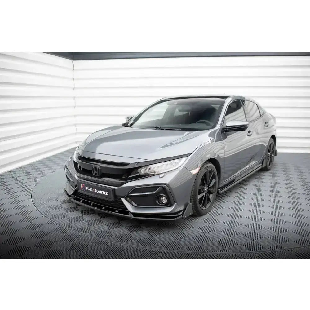 Front splitter på Honda Civic Sport Mk 10 med svarte detaljer, sett forfra og fra venstre side.
