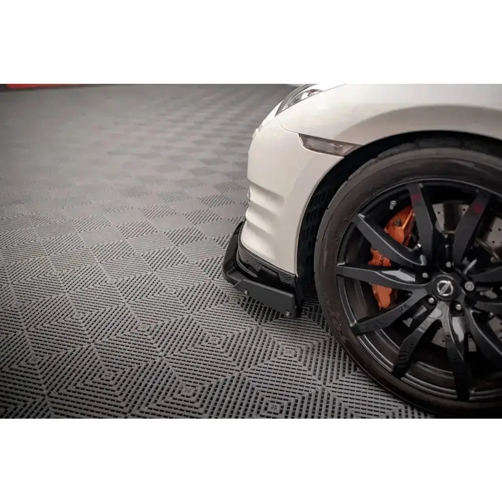 Front lip på hvit Nissan GTR R35 Facelift med svarte felger og oransje bremsekalipere.