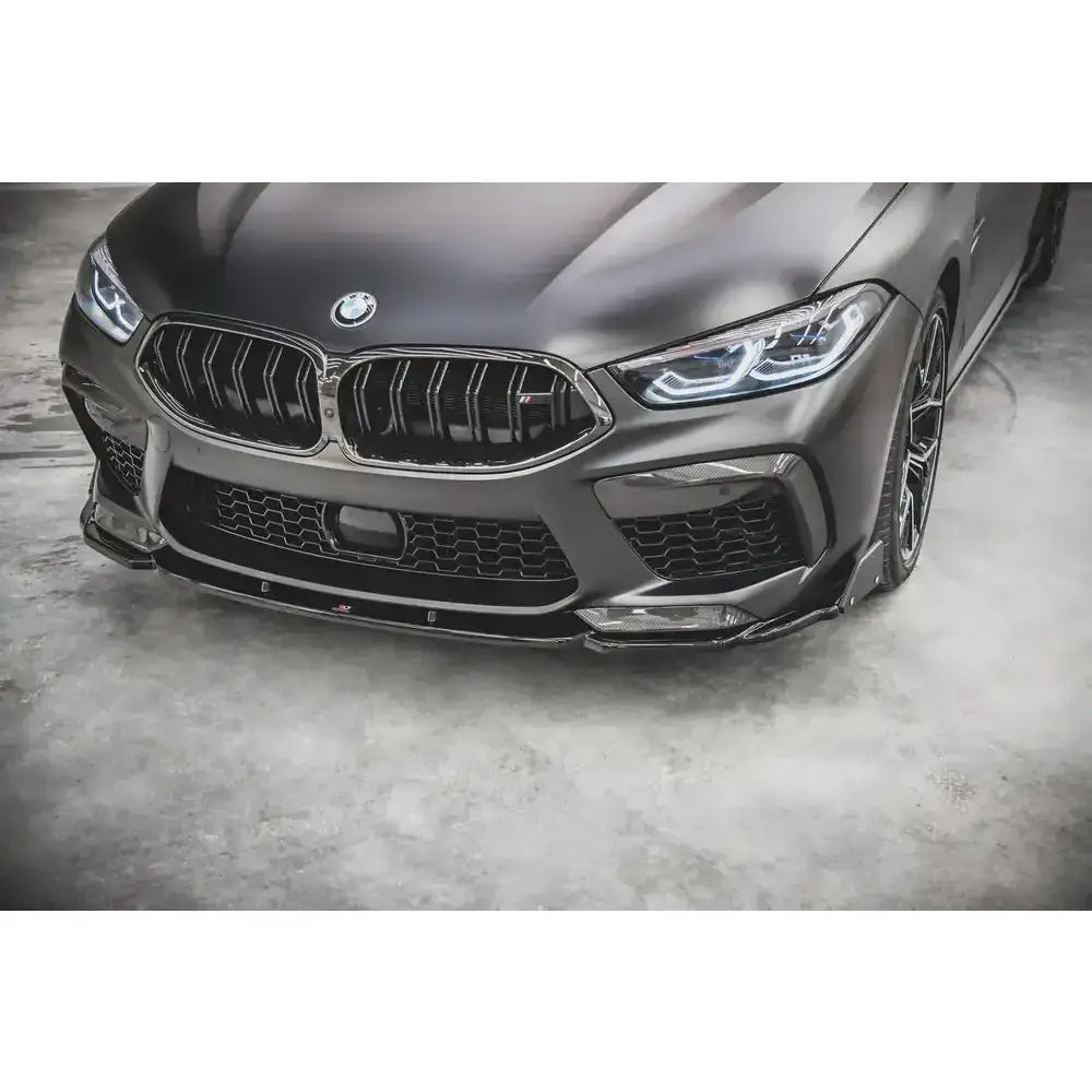 Frontspoiler til BMW M8 Gran Coupe F93 med karbonfiberflaps og matt grå finish sett forfra.
