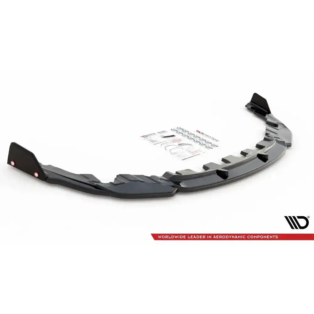 Front lip til BMW M8 Gran Coupe F93 V.1 sett skrått, med monteringsutstyr og instruksjoner bak.