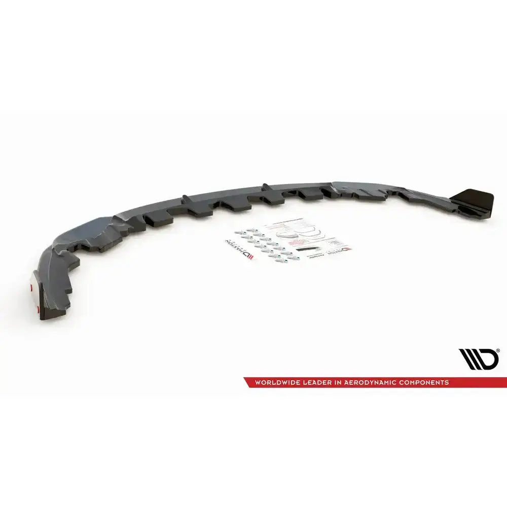 Front splitter til BMW M8 Gran Coupe F93, sort plast med flaps, skrå vinkel, monteringsutstyr foran.