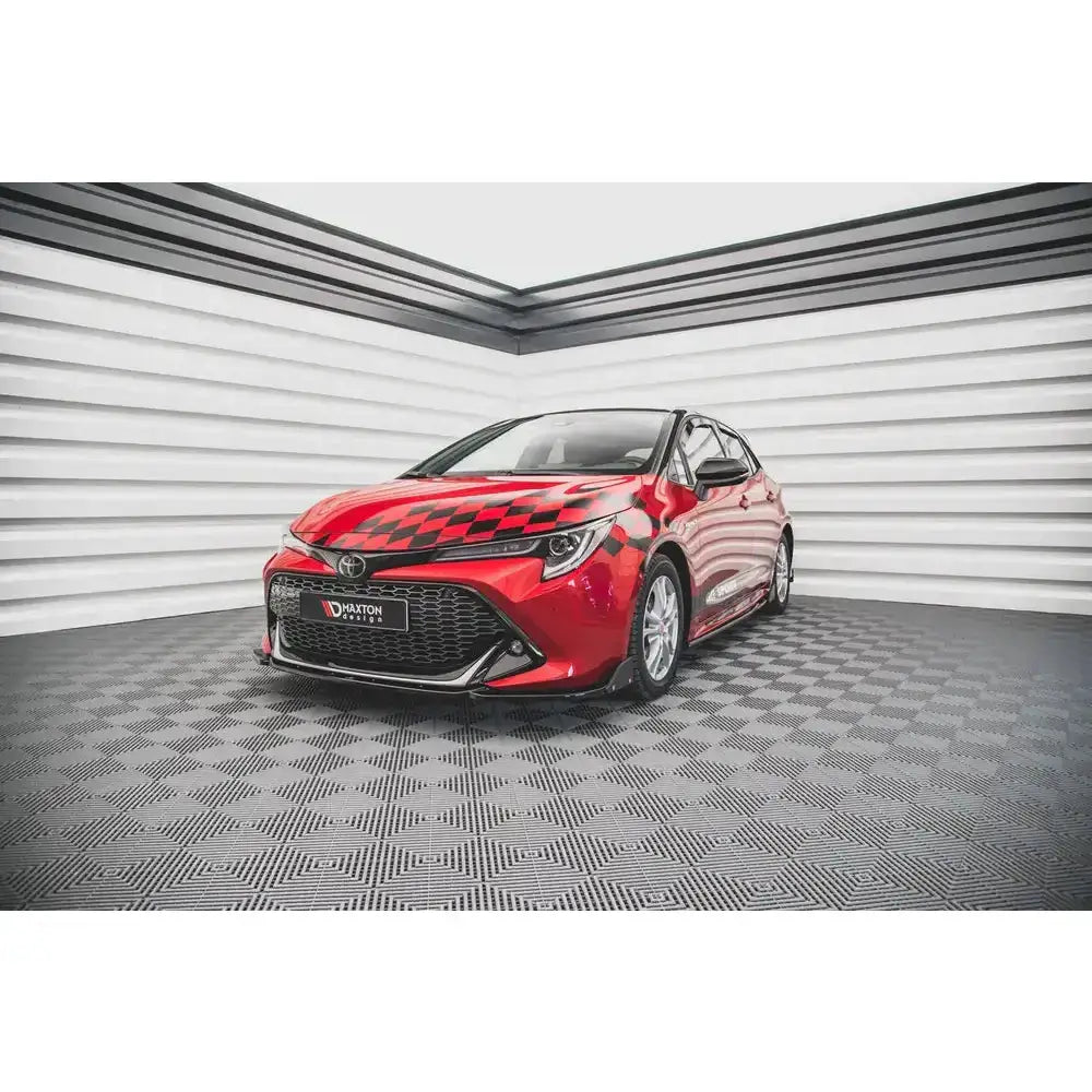 Frontsplitter på Toyota Corolla GR Sport Hatchback med svarte rutemønstre, sett fra skrå frontvinkel.