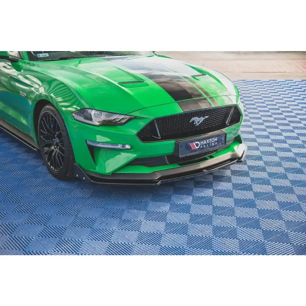 Frontspoiler på grønn Ford Mustang GT MK6 Facelift med svart racingstripe og blått rutete underlag.