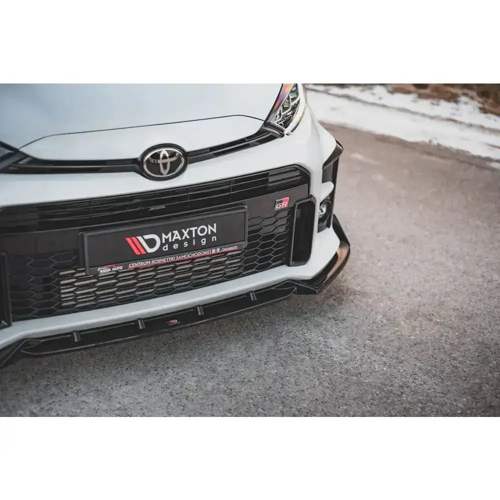 Front splitter på hvit Toyota GR Yaris Mk4 med sorte detaljer og Maxton Design-skilt.