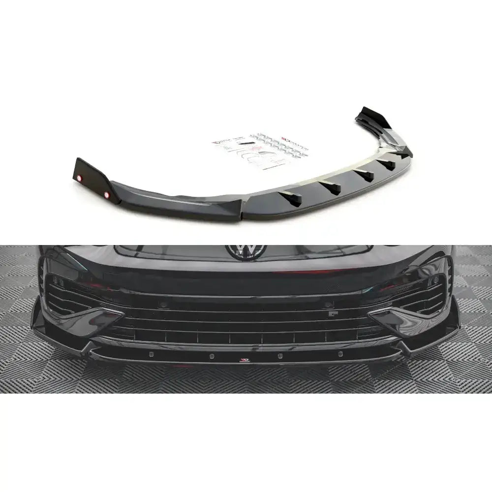 Frontleppe til Volkswagen Golf R Mk8 V.2 i blank sort plast, vist separat og montert på svart bil.