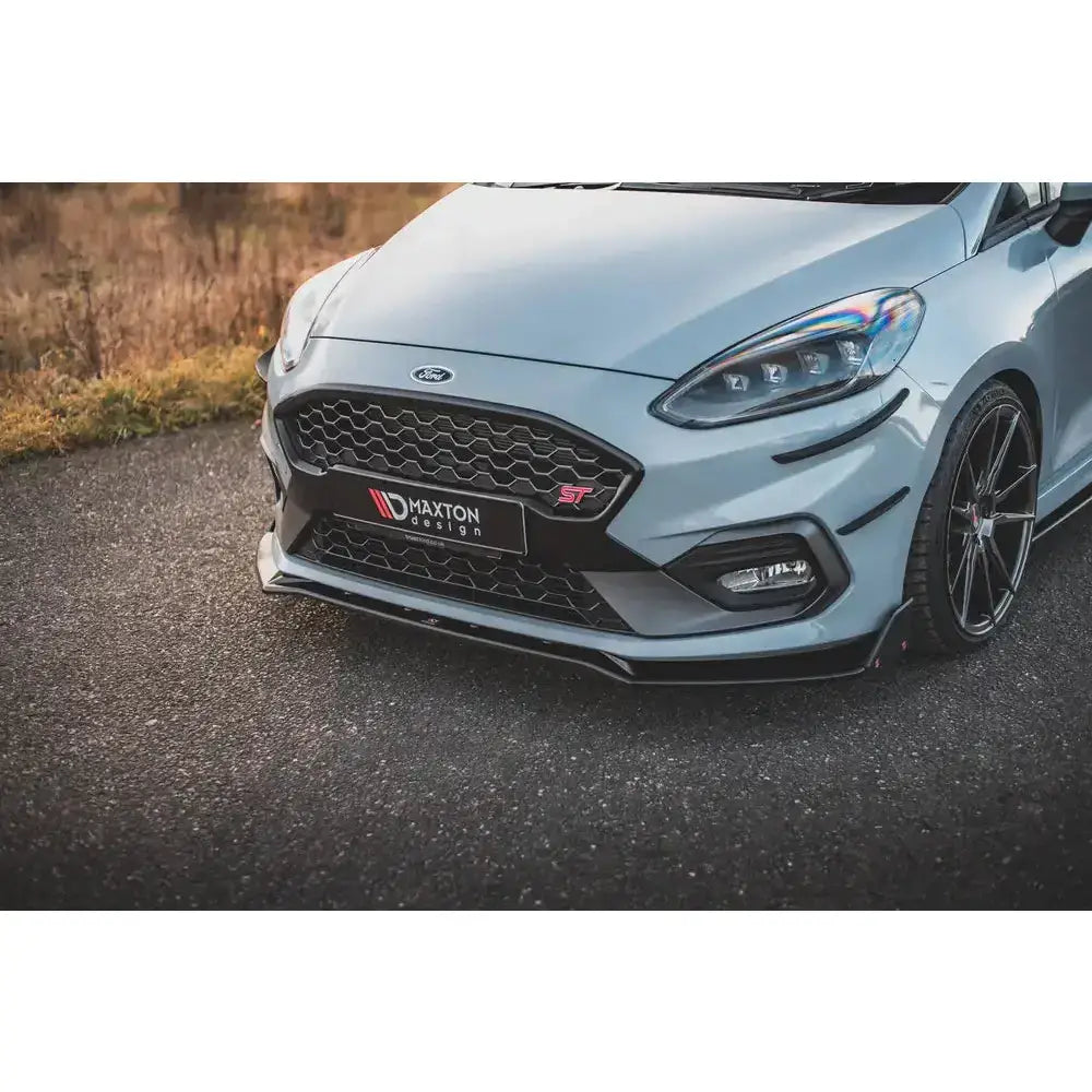 Front lip på Ford Fiesta ST med Maxton Design-logo og svarte aluminiumsfelger, nærbilde fra venstre side.