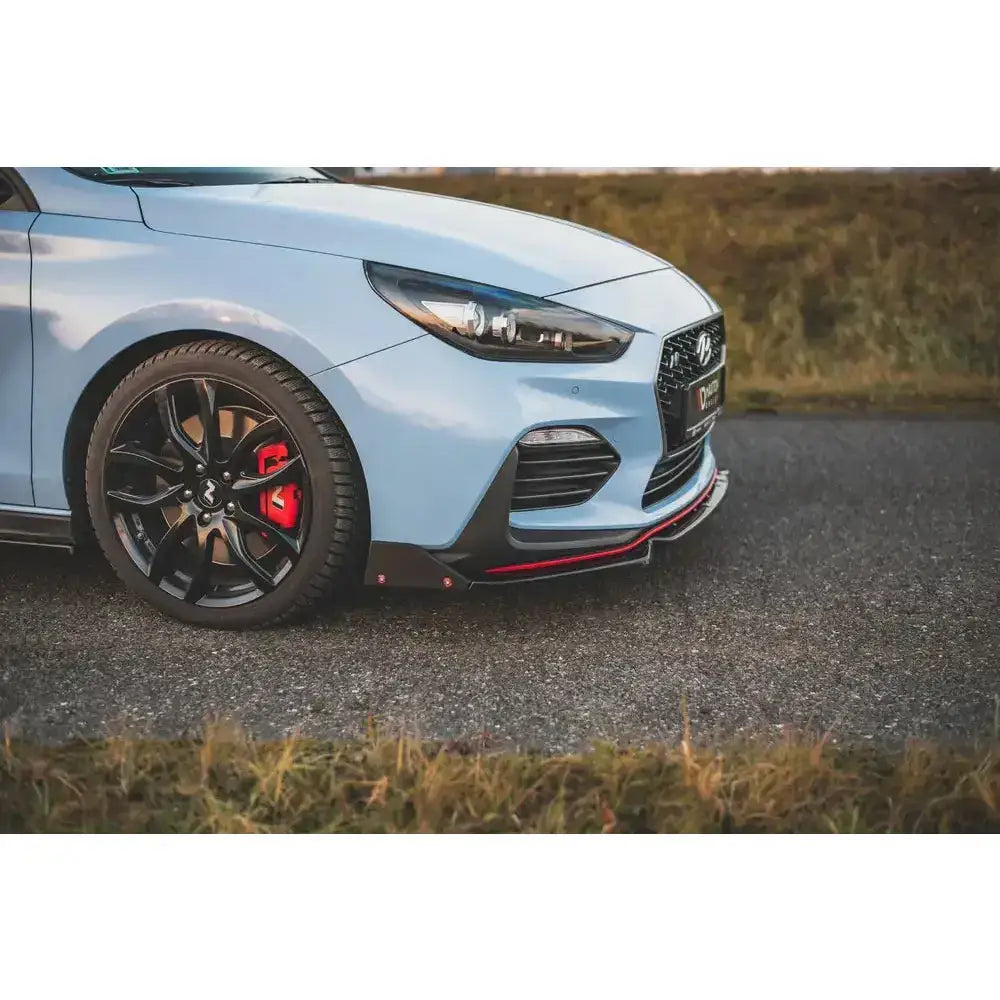 Front splitter til Hyundai I30 N Mk3 med sort spoiler, rød detalj og sorte felger med rød bremsekaliper.