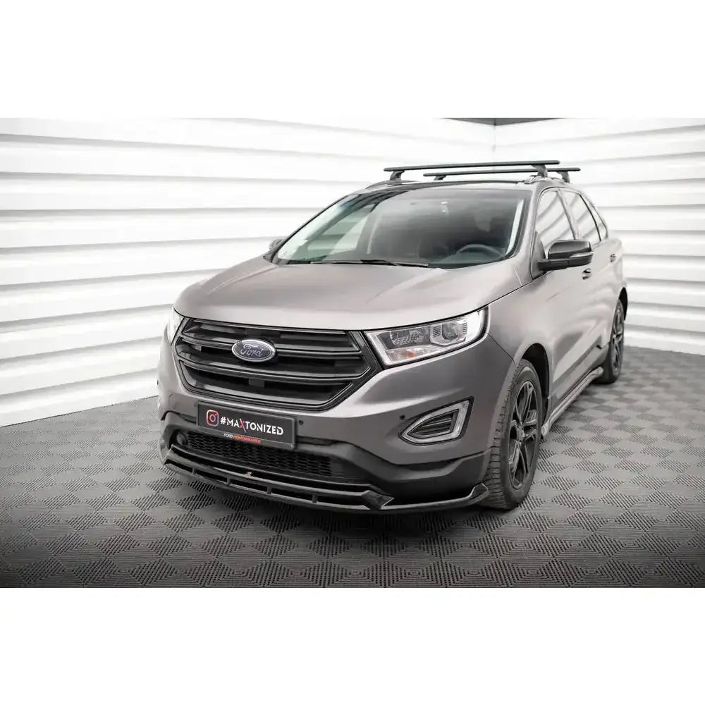 Frontspoiler Ford Edge Mk2 på grå SUV med sorte detaljer og takstativ i lyst rom.