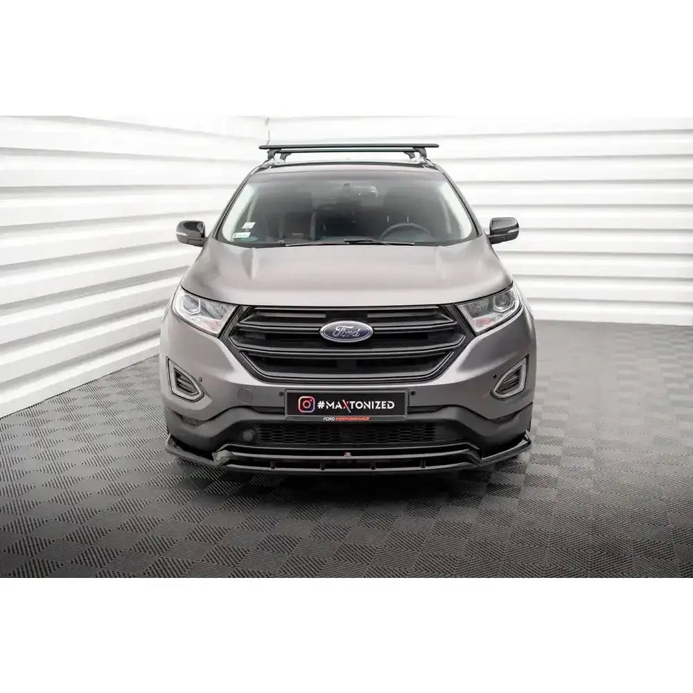 Frontsplitter på Ford Edge Mk2 SUV sett forfra med sort grill og takstativ på rutet gulv.