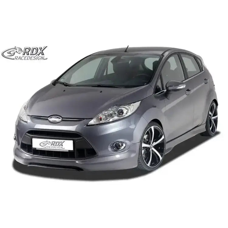 Frontspoiler på Ford Fiesta MK6 08-13 med sportslige felger sett fra skrå forside.