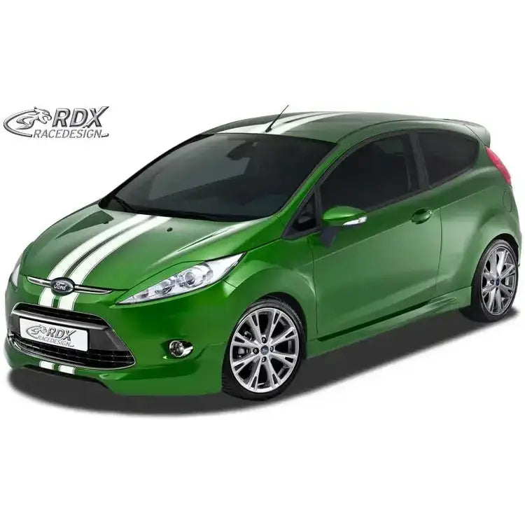 Frontsplitter på grønn Ford Fiesta MK6 med hvite racingstriper, sotede ruter og aluminiumsfelger.