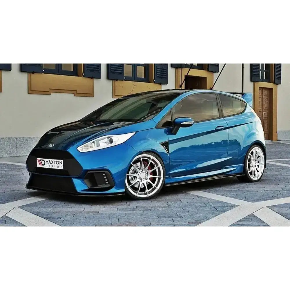 Frontspoiler på blå Ford Fiesta Mk7 2013-2016 med svarte detaljer og sølvfelger sett fra venstre.