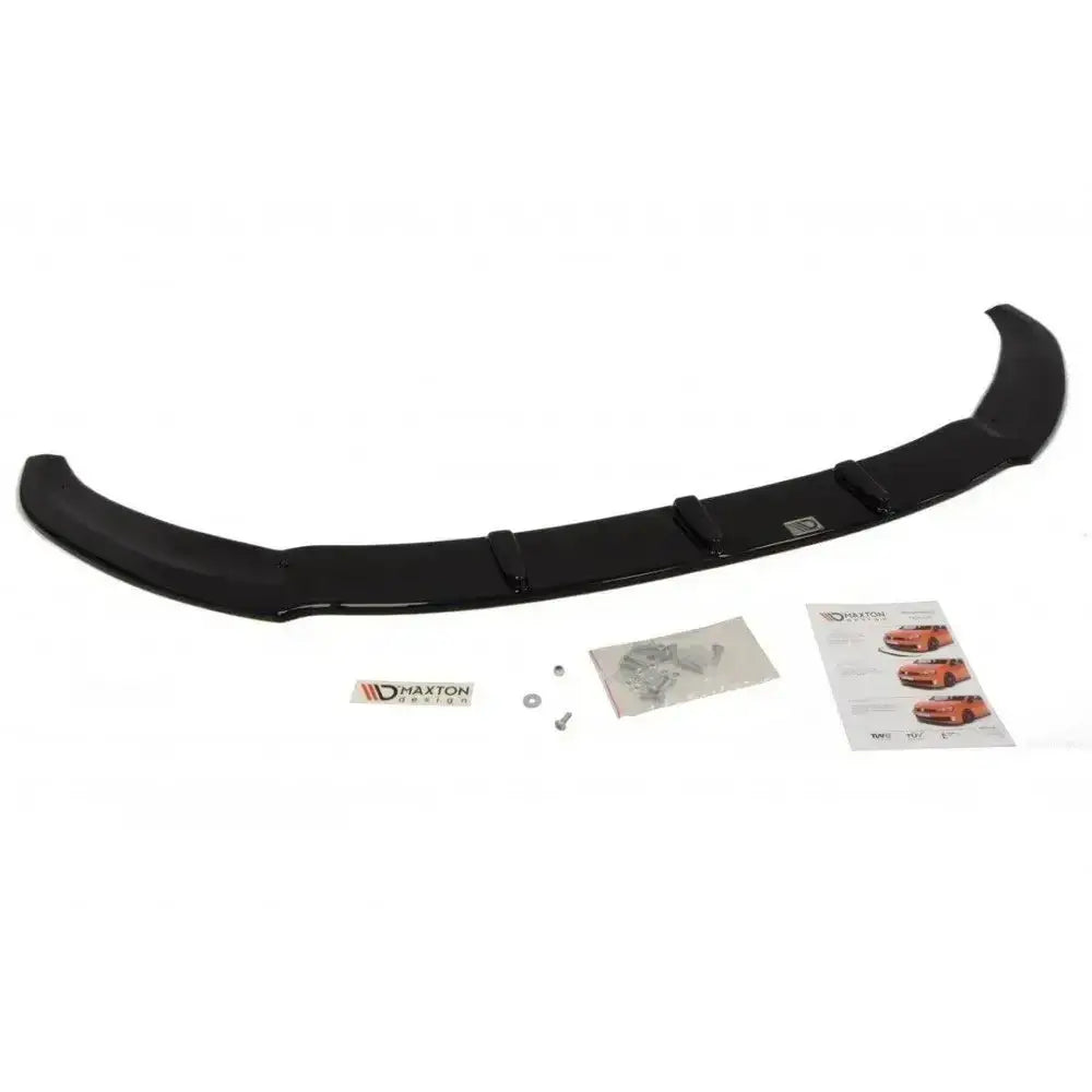 Frontspoiler Ford Fiesta Mk7 RS-look, sort glanset plast sett ovenfra med monteringsutstyr og instruksjonsark.