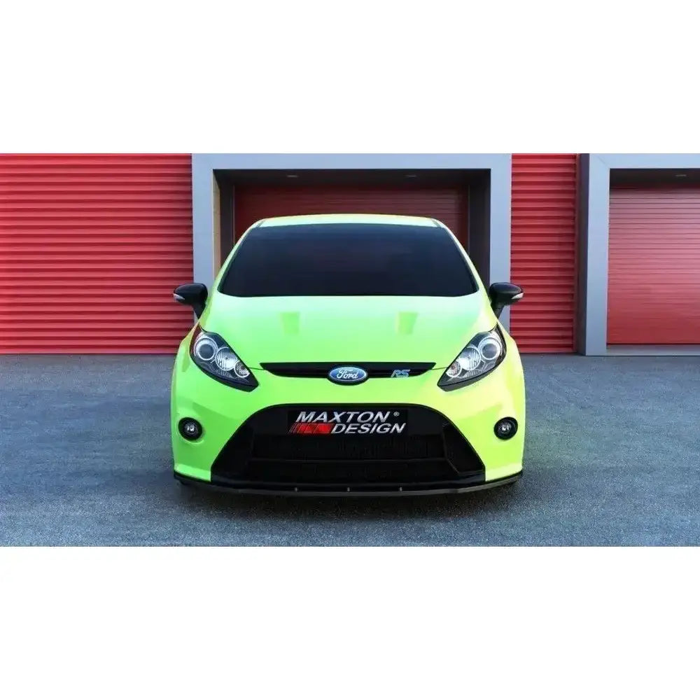 Frontsplitter på lys grønn Ford Fiesta Mk7 med svarte detaljer og Maxton Design-logo, sett forfra.