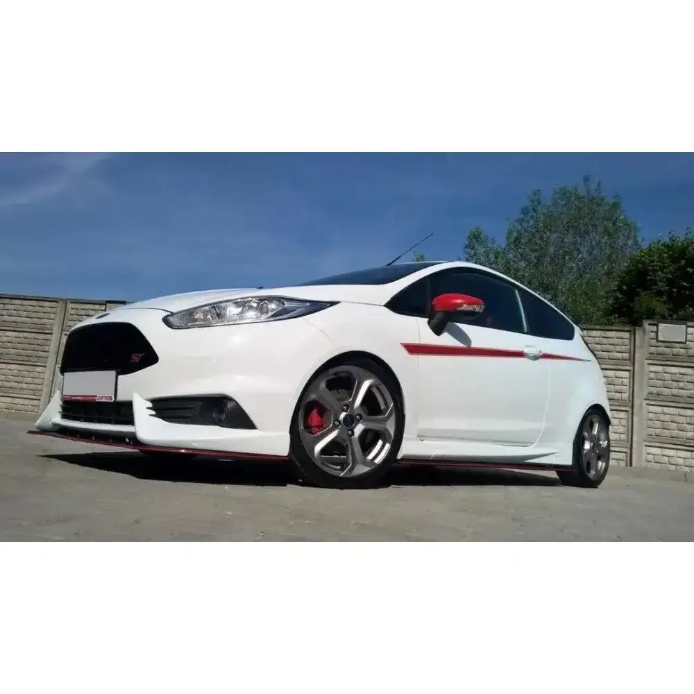 Frontspoiler på hvit Ford Fiesta Mk7 ST Facelift med røde detaljer, fotografert fra lav vinkel.