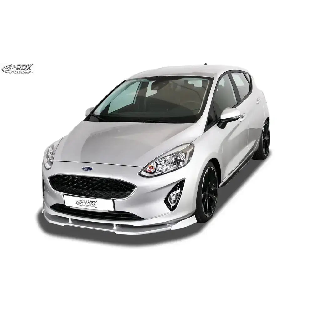 Frontspoiler til Ford Fiesta MK8 med svarte detaljer og markant design på hvit bil, hvit bakgrunn.