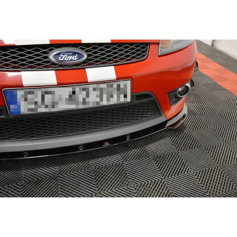 Frontsplitter på rød Ford Fiesta VI ST med hvite striper, sett forfra fra froskeperspektiv.