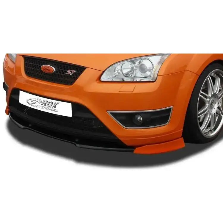 Frontleppe Ford Focus 2 ST i sort plast montert på oransje bil, sett skrått forfra med synlig grill.