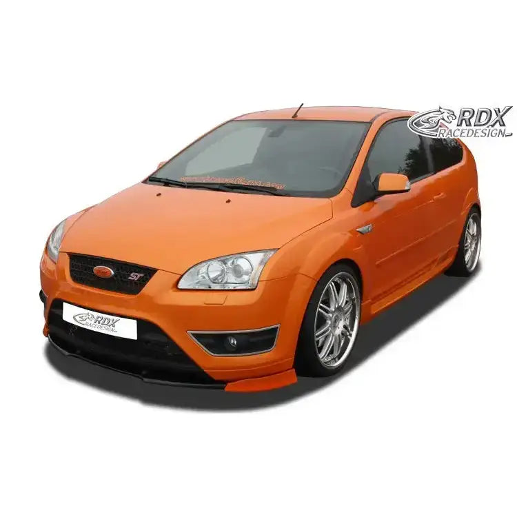 Frontspoiler på Ford Focus 2 ST -08, oransje bil med svarte detaljer og store sølvfelger.