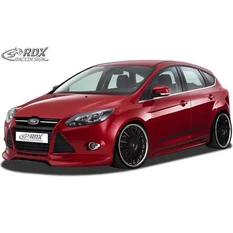 Frontspoiler på rød Ford Focus 3 11-17 med svarte felger og senket karosseri, sett skrått forfra.