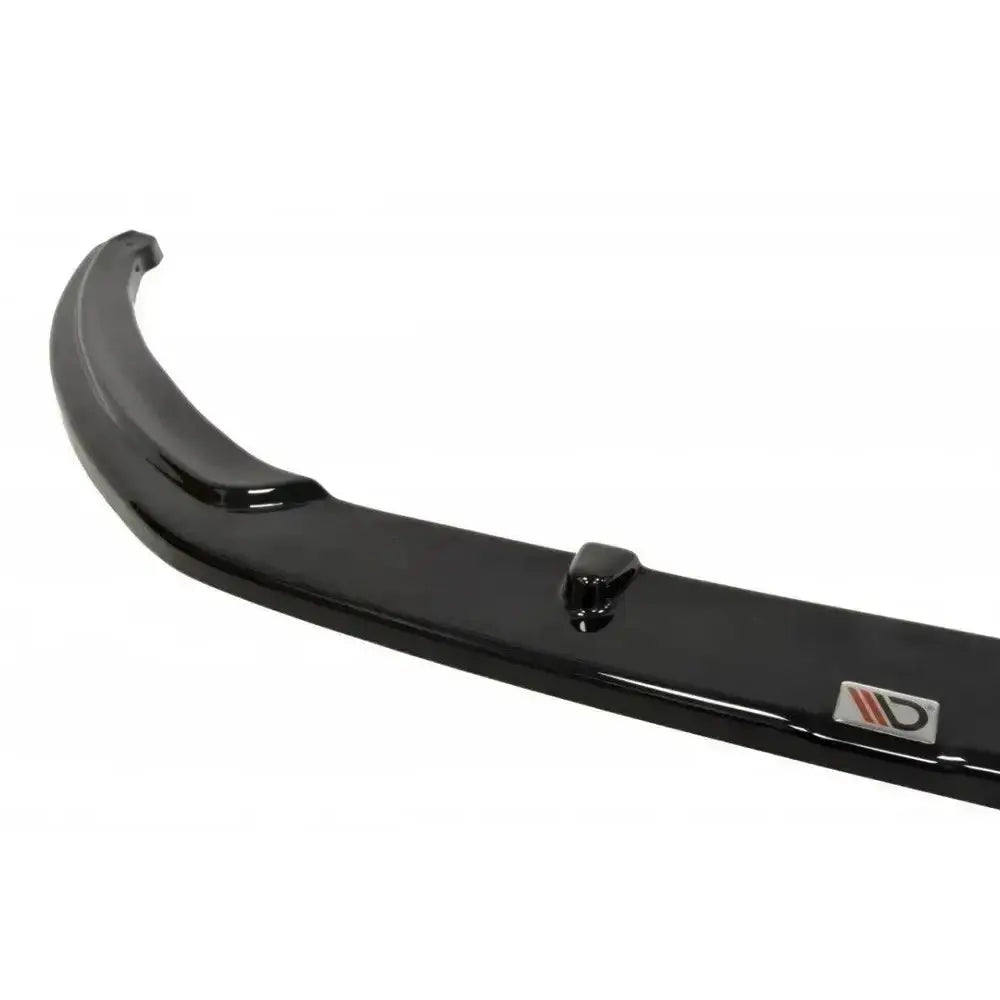 Frontspoiler til Ford Focus 3 facelift i sort, blank plast med opphøyning og logo, sett fra skrå vinkel.