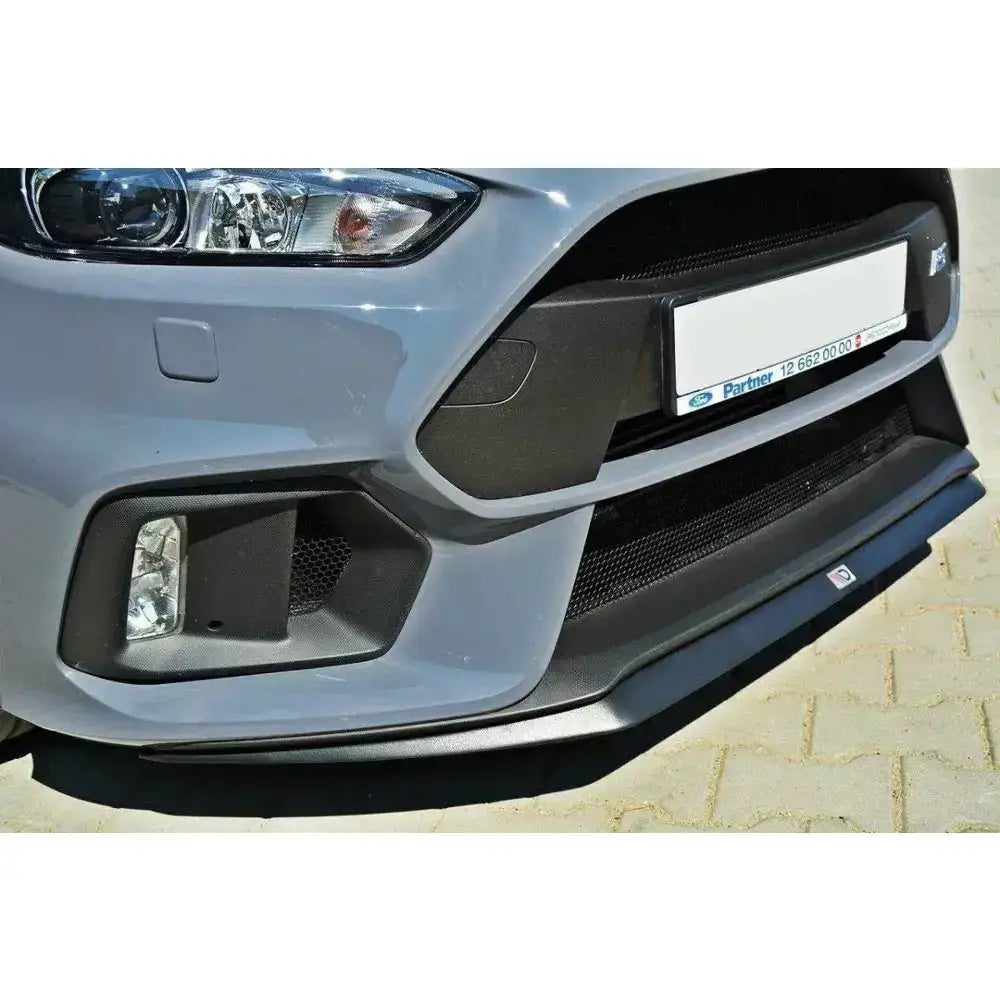 Front lip til Ford Focus 3 RS V.2, sort plast under lysegrå støtfanger, nærbilde med grill og lykter.