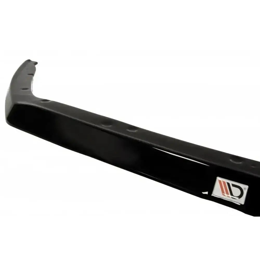 Frontspoiler Ford Focus 3 RS V.2 i sort plast med blank finish, skrå vinkel, logoetikett synlig.